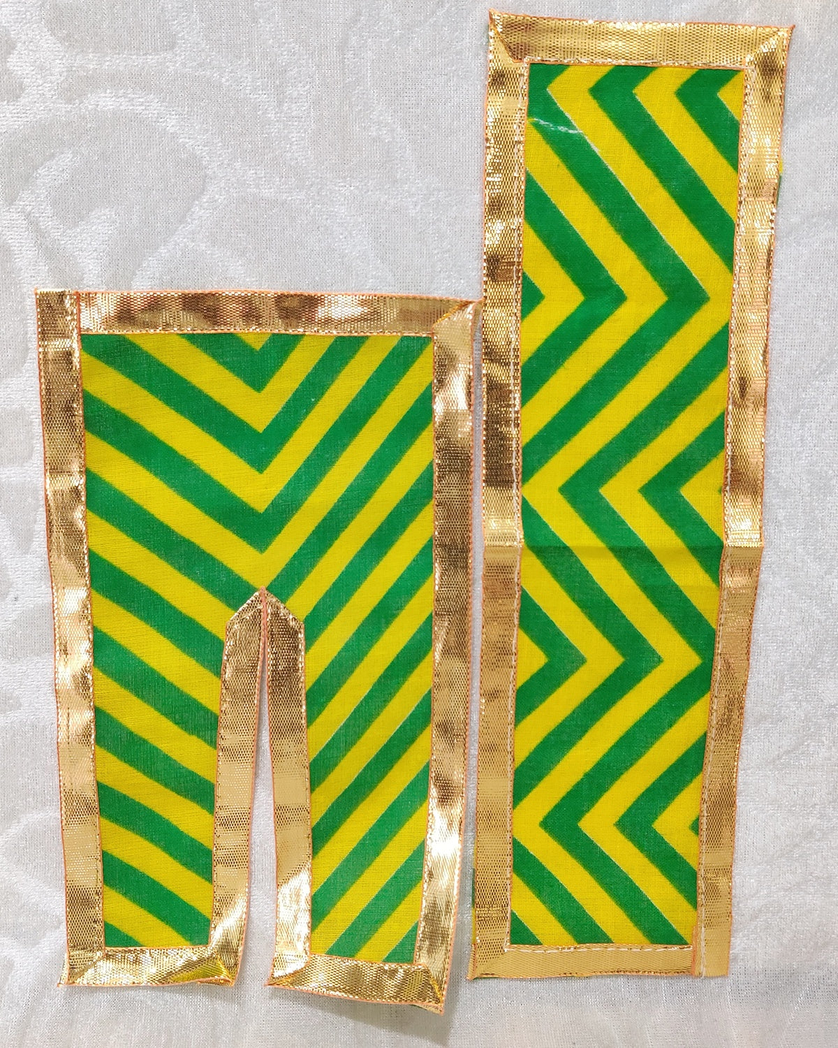 Medium Size Lehariya Chira Odhani Vastra